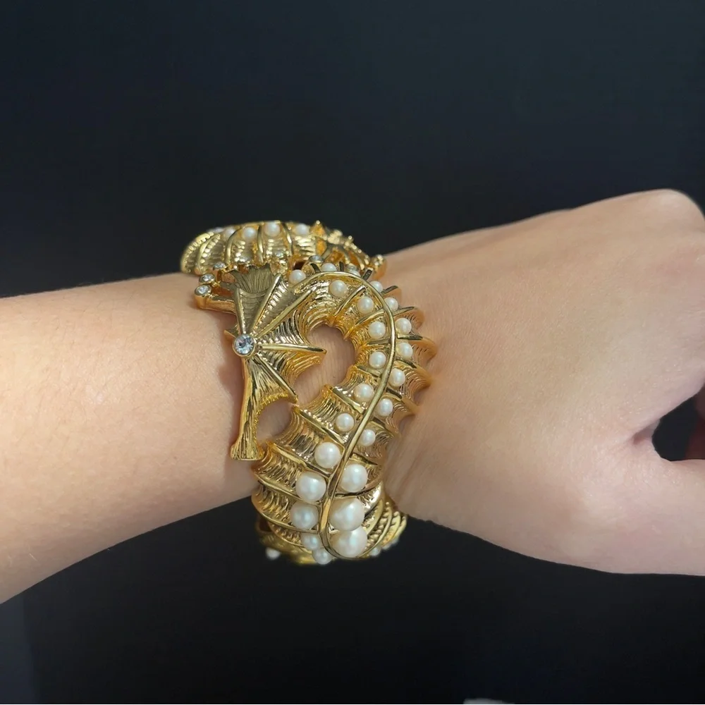 Kate Spade Rare Faux Pearl Gold Tone Seahorse Bangle Bracelet - Picture 2 of 12